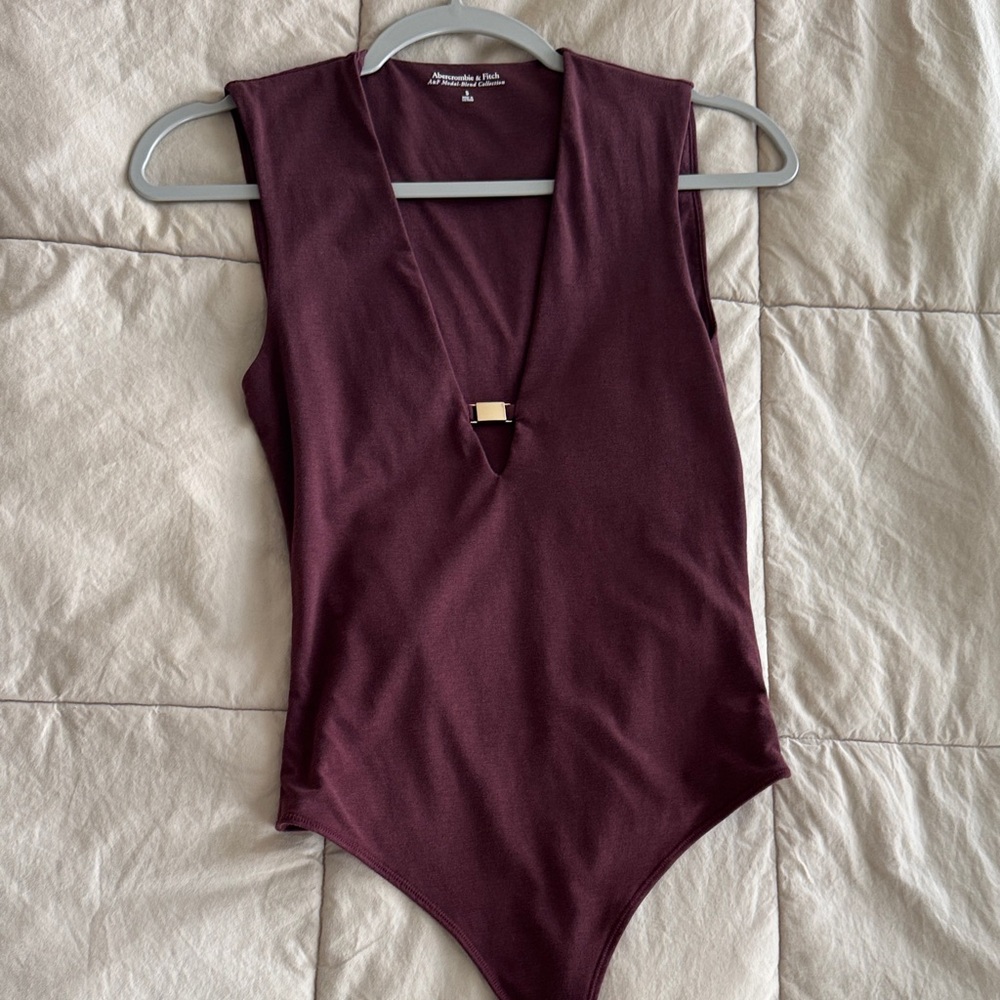 Abercrombie & Fitch Plum V-Neck Sleeveless Bodysuit with Gold Accent